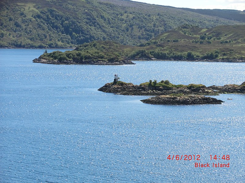 File:Black Island at the Kyle of Lochalsh - panoramio.jpg
