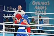 Deutsch: Boxen bei den Olympischen Jugendspielen 2018 Tag 12, 18. Oktober 2018 - Finale Leichtgewicht Mädchen – Oriana Saputo (Argentinien, blau) schlägt Emma Lawson (Australien, rot) 5-0; Ringrichter ist José Romero (Spanien). English: Boxing at the 2018 Summer Youth Olympics on 18 October 2018 – Girls' lightweight Bronze Medal Bout – Oriana Saputo (Argentina, blue) wins over Emma Lawson (Australie, red) 5-0; Referee is José Romero (Spain). Español: Boxeo en los Juegos Olímpicos Juveniles de Verano de 2018 en 18 de octubre de 2018 - Combate de medalla de bronce de las niñas: Oriana Saputo (Argentina, azul) gana a Emma Lawson (Australie, roja) 5-0; Árbitro es José Romero (España).