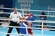 Deutsch: Boxen bei den Olympischen Jugendspielen 2018 Tag 12, 18. Oktober 2018 - Finale Leichtgewicht Mädchen – Oriana Saputo (Argentinien, blau) schlägt Emma Lawson (Australien, rot) 5-0; Ringrichter ist José Romero (Spanien). English: Boxing at the 2018 Summer Youth Olympics on 18 October 2018 – Girls' lightweight Bronze Medal Bout – Oriana Saputo (Argentina, blue) wins over Emma Lawson (Australie, red) 5-0; Referee is José Romero (Spain). Español: Boxeo en los Juegos Olímpicos Juveniles de Verano de 2018 en 18 de octubre de 2018 - Combate de medalla de bronce de las niñas: Oriana Saputo (Argentina, azul) gana a Emma Lawson (Australie, roja) 5-0; Árbitro es José Romero (España).