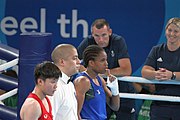 Deutsch: Boxen bei den Olympischen Jugendspielen 2018 Tag 12, 18. Oktober 2018 - Finale Leichtgewicht Mädchen – Junioren-Weltmeisterin und dreifache Juniorinnen-Europameisterin Caroline Sara DuBois (Großbritannien, blau) schlägt Juniorinnen-Asienmeisterin Porntip Buapa (Thailand, rot). English: Boxing at the 2018 Summer Youth Olympics on 18 October 2018 – Girls' lightweight Gold Medal Bout – Caroline Sara DuBois (Grat Britain, blue) wins over Porntip Buapa (Thailand, red). Español: Boxeo en los Juegos Olímpicos Juveniles de Verano de 2018 en 18 de octubre de 2018 - Combate de medalla de oro de peso ligero para niñas - Caroline Sara DuBois (Gran Bretaña, azul ) gana sobre Porntip Buapa (Tailandia, rojo).