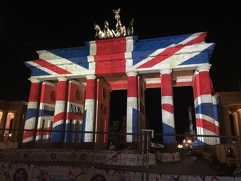 File:Brandenburger Tor erstrahlt in britischen Farben.jpg