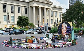Mémorial pour Breonna Taylor à Jefferson Square à Louisville, Kentucky. Le grand portrait présenté est l'œuvre de l'artiste local et défenseur de la communauté Aron Conaway.