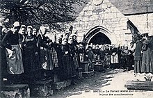 Briec ː le portail latéral sud de l'église paroissiale défendu par des manifestants lors de la querelle des inventaires en 1906.