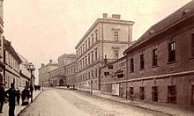 Obdobný pohled z roku 1895 již zachycuje novostavbu nemocnice