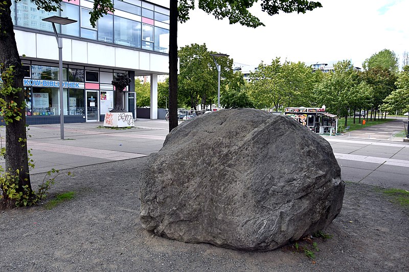 File:Brunnen Findling Lothar Scholz Anton-Saefkow-Platz Berlin-Fennpfuhl 01.jpg