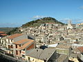 Parque eólico en el fondo de Buccheri, Sicilia