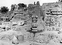The Lion Capital of Ashoka, the Buddha Preaching his First Sermon sculpture, and the Ashokan pillar, along with other antiquities as they appeared upon their exhumation at Sarnath on 15 March 1905 (photograph by F. O. Oertel).[72]