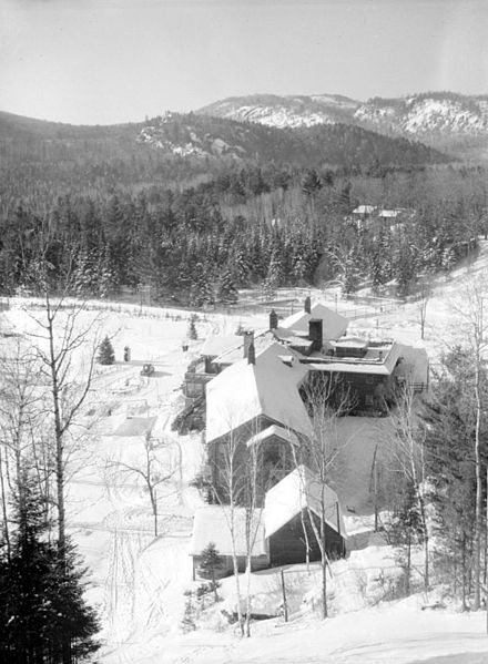 File:Building. Alpine Inn in Winter BAnQ P48S1P07393.jpg