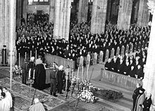 Funeral service for Adenauer in Cologne Cathedral Bundesarchiv B 145 Bild-F024568-0014,Koln,Trauerfeier fur Konrad Adenauer.jpg