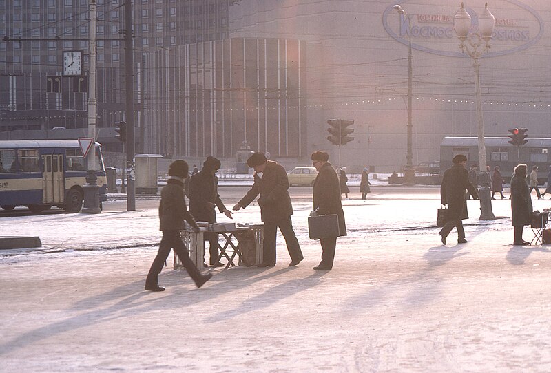 File:By the VDNKh metro station, Moscow (32049841555).jpg