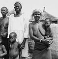COLLECTIE TROPENMUSEUM Groepsportret van een Mossi man met zijn twee vrouwen en zijn kinderen te Kaya TMnr 20010073.jpg