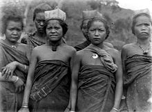 Manggarai (Todo-Pongkor) womenfolk. COLLECTIE TROPENMUSEUM Vrouwen van Manggarai uit Pongkor TMnr 10005937.jpg