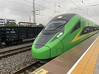 CR200J-1050擔當的C235次列車駛入富平站客運站台。旁邊停靠着貨運列車的車廂