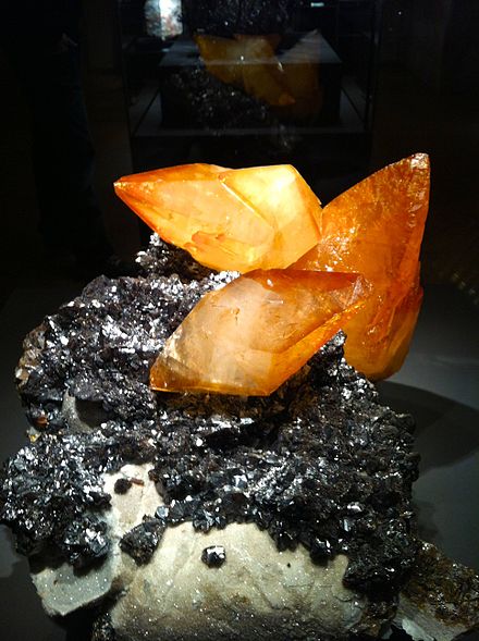 Stage of calcite, sphalerite and fluorite in the Terra mineralia's "treasury"