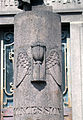 Flugilhava sablohorloĝo, simbolo de la morto (Tombejo de la Karmoj, Clermont-Ferrand)