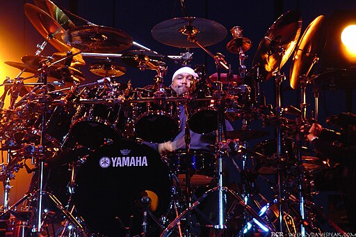 Carter Beauford behind drums