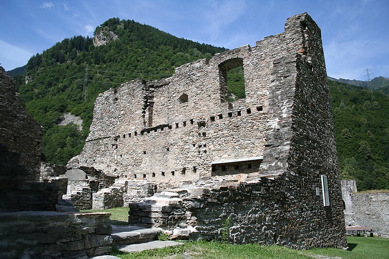 File:Castello Mesocco Innenhof Rocca.jpg