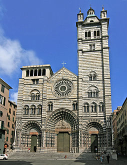 Фасад Генуэзского собора имеет как круглые, так и стрельчатые арки, а также спаренные окна, что является продолжением романской черты итальянской готической архитектуры.