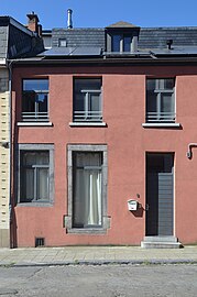 Rue de Gardes 6. Maison frappée d’une servitude militaire a deux portes, l’une donnait accès à un escalier conduisant directement à l’étage où se trouvait la chambre destinée à un militaire[15].