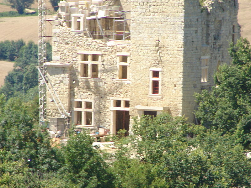 File:Chateau de Meihan en chantier.JPG