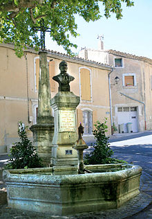 À Châteauneuf-de-Gadagne, fontaine surmontée du buste en bronze d'Alphonse Tavan