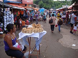 Vendedor de chipa en un mercado de Caacupé