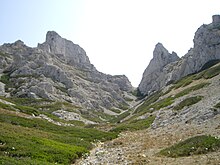 Depuis le côté nord de l'île, le chemin menant au col de la Culatte.