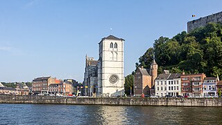 La ville de Huy avec la collégiale Notre-Dame (province de Liège).