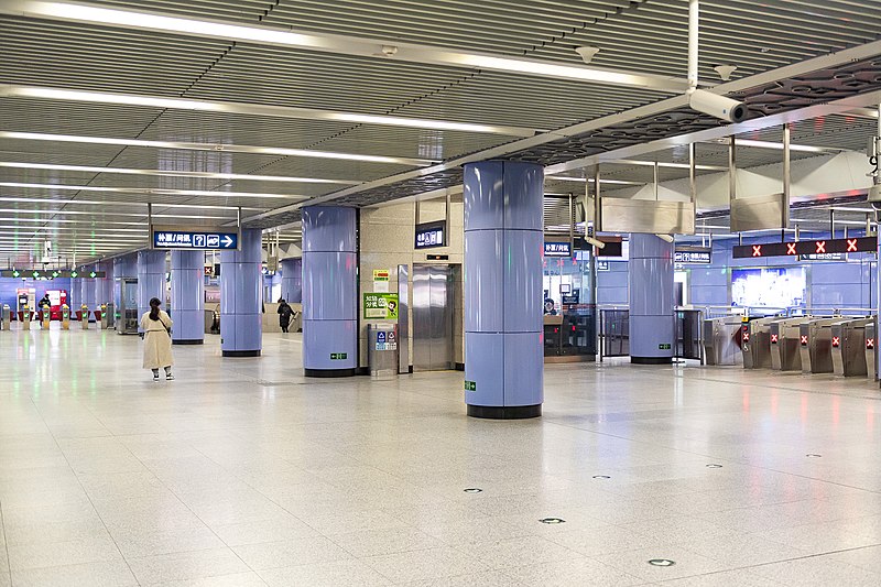 File:Concourse of Zhongguancun Station (20210305143944).jpg