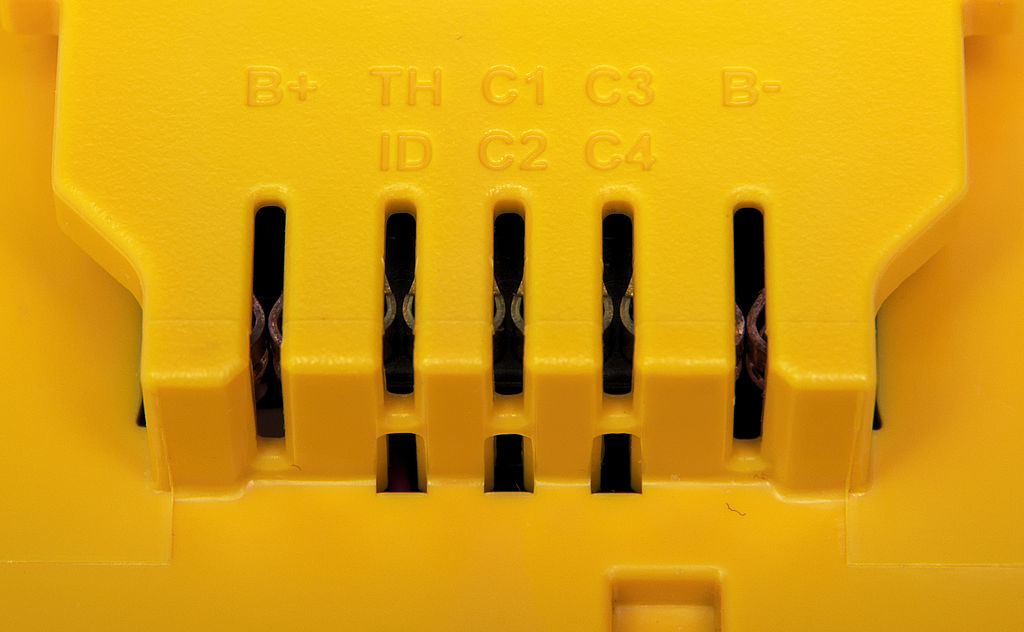 File:Contacts on DeWalt 20V Max battery.jpg - Commons