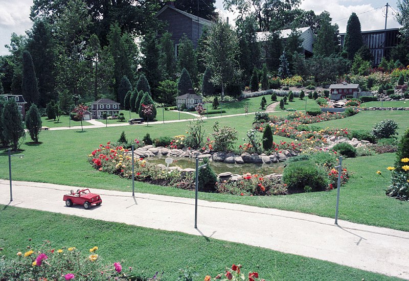 File:Cullen Garden and Miniature Village, Whitby,ON.jpg