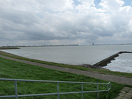 De Schelde gezien vanaf Bath, de kerncentrale van Doel op achtergrond