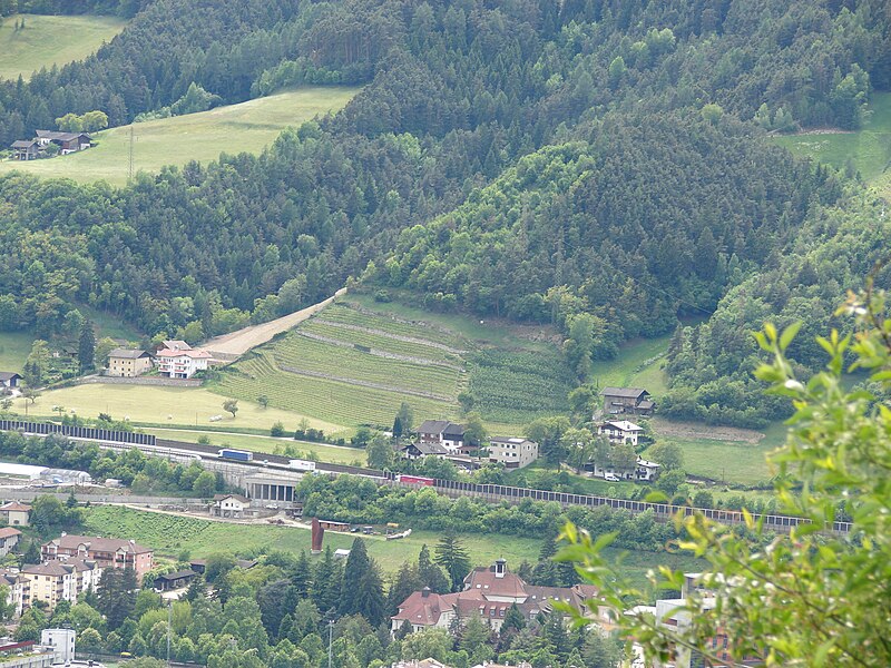 File:Der Hügel der Ruine Pfefferburg.JPG