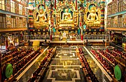 Sala de oración en el Templo Dorado de Bylakuppe, un asentamiento tibetano en Karnataka