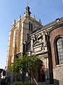 De kerktoren en een van de ingangsportalen van de kerk