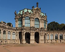Barevná fotografie s pohledem na sochařsky zdobený barokní pavilón s okny