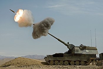 תותח PzH 2000 של צבא הולנד מבצע ירי ארטילרי באפגניסטן.