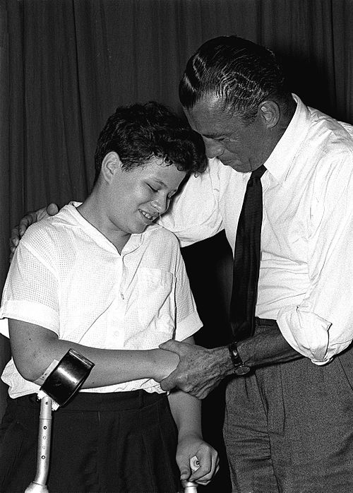 Ed Sullivan congratulates 13-year-old Perlman after a concert (1958)