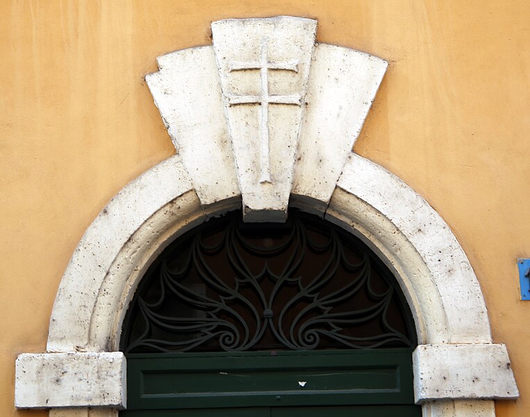 File:Edificio dell'ospedale di santo spirito in saxia su via dei penitenzieri, portale con stemma dell'ospedale 02.jpg