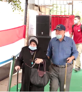 زوجان مصريان من كبار السن داخل إحدى اللجان الانتخابية.