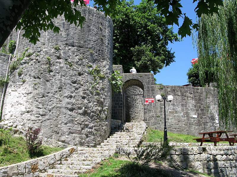 File:Entrance of the Castle of Rize, Rize, Turkey.JPG