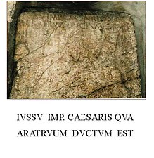 Epigrafe su cui si legge la scritta IVSSV IMPERATOR CAESARIS QVA ARATRVM DVCTVM EST (Per volere di Cesare condottiero fu fissato questo solco per dove passò l'aratro), facciata del Palazzo Messore a Marcianise.