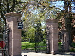 Porte du cimetière d'Érié.jpg