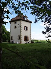 Ancien moulin à vent aménagé, situé sur les hauteurs de la commune.