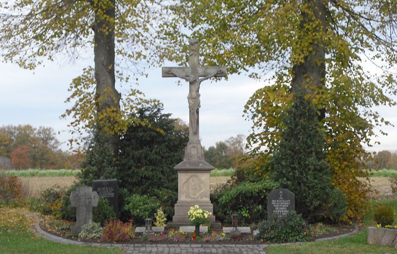 File:Espeln-Hochkreuz Friedhof-4.jpg