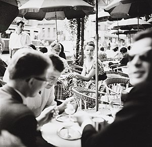 Veruschka von Lehndorff 1960 in einem Café auf der Schwabinger Leopoldstraße