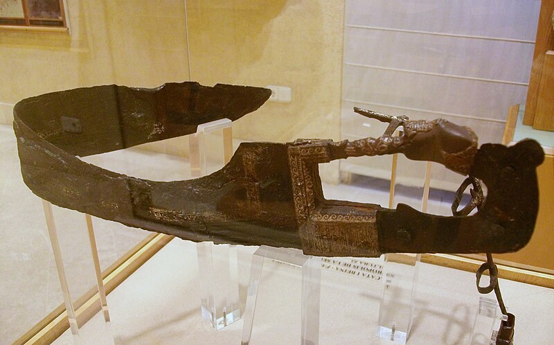 File:Falcata i beina, necròpoli de la Serreta, Museu Arqueològic d'Alcoi.JPG