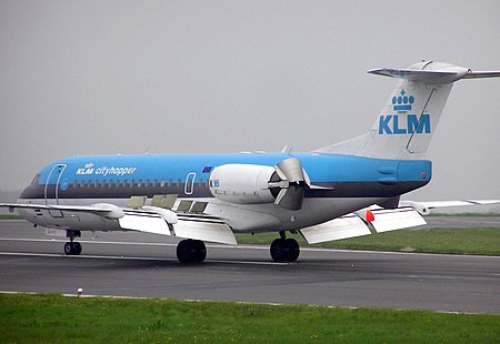 מדפים וספוילרים (בירוק) של מטוס פוקר 70 של KLM סיטי-הופר פרוסים לאחר נחיתה בבריסטול