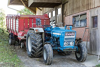 Ford 3055 Traktor mit Pöttinger Ladewagen.jpg