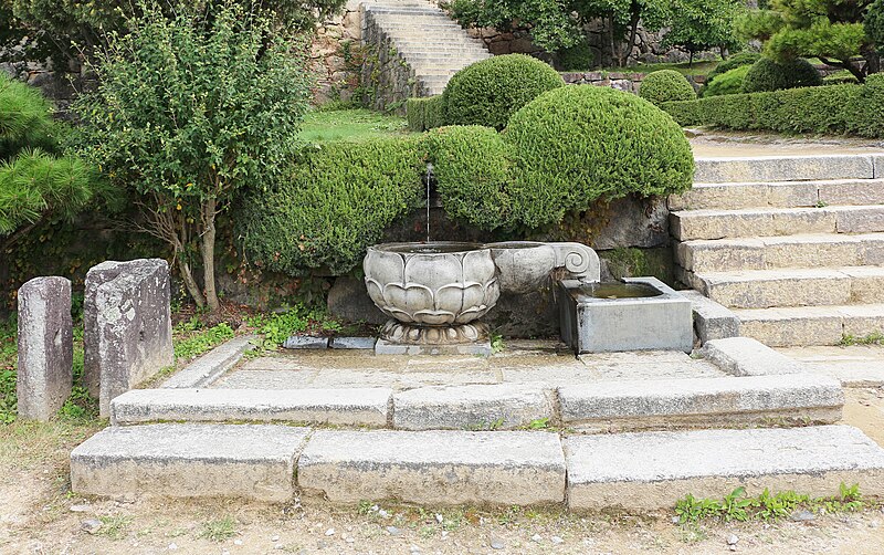 File:Fountain at Buseoksa.jpg